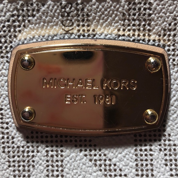 MICHAEL KORS SMALL WHITE LOGO PURSE - Picture 2 of 5